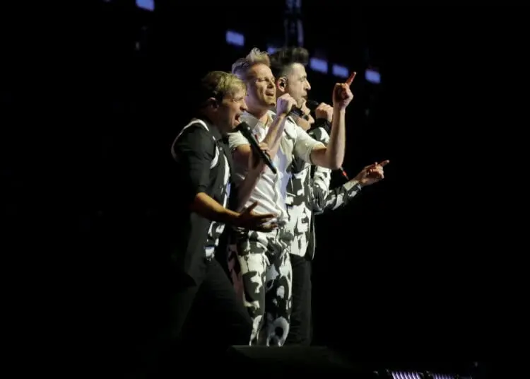 Foto Aksi Panggung Westlife Saat Konser di ICE BSD