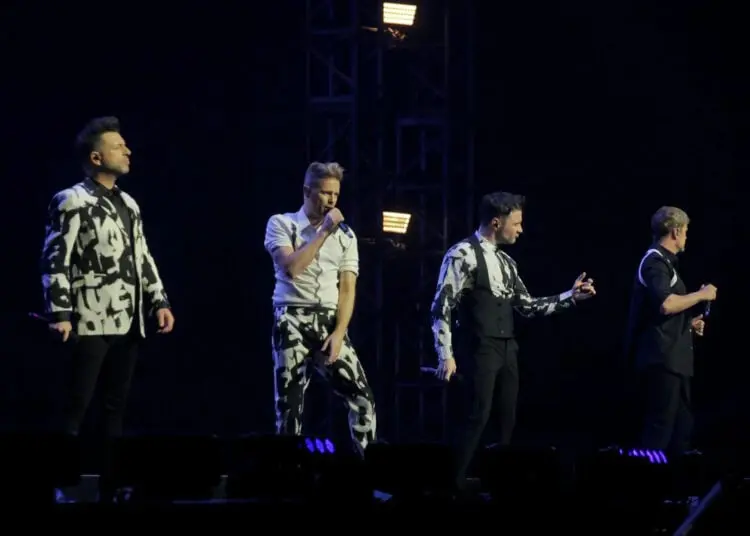 Foto Aksi Panggung Westlife Saat Konser di ICE BSD