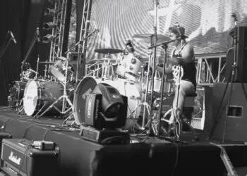 Lirik Lagu Superiots - Lepas Kendali
