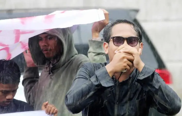 UNJUK RASA: Mahasiswa melakukan aksi unjuk rasa di Kantor Dinas Sosial Kota Tangerang. (IST)