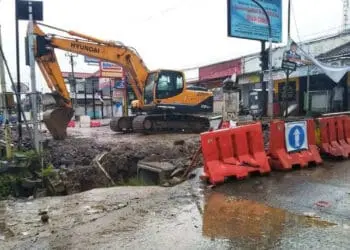 Jalan di Perempatan Lampu Merah Majasari Pandeglang Diblokir, Arus Lalu Lintas Dialihkan, Ini Penyebabnya