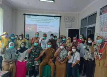 SOSIALISASI: Lurah Pondok Pucung Murdih bersama masyarakat selepas sosialisasi stunting. (IST)