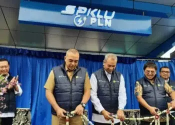 SIMBOLIS: Secara simbolis Bupati Tangerang Ahmed Zaki Iskandar terlihat sedang mencoba mengisi listrik pada mobil yang telah disediakan, dalam acara peresmian SPKLU di Mall Ciputra, Citra Raya, Kecamatan Panongan, Senin (27/2). (ALFIAN HERIANTO)