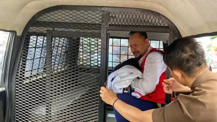 DITAHAN–Tersangka kasus dugaan pencabulan yang juga anggota DPRD Pandeglang, Y, masuk ke mobil tahanan untuk dibawa ke Rutan kelas II B Pandeglang, Kamis (23/2/2023). (NIPAL SUTIANA/SATELITNEWS.COM)