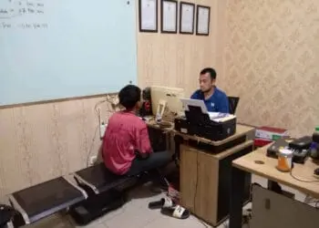 TERSANGKA DIPERIKSA–Seorang pelaku penimbun BBM, sedang diperiksa oleh personel Unit Satuan Reskrim Polres Pandeglang, Kamis (2/2/2023). (NIPAL SUTIANA/SATELITNEWS.COM)