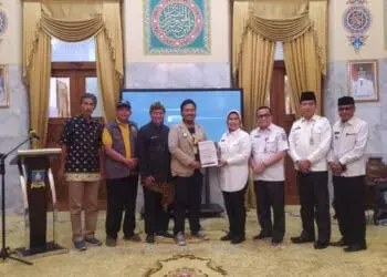 Bupati Tatu, menerima penghargaan dari mahasiswa UGM yang hendak KKN. (ISTIMEWA)