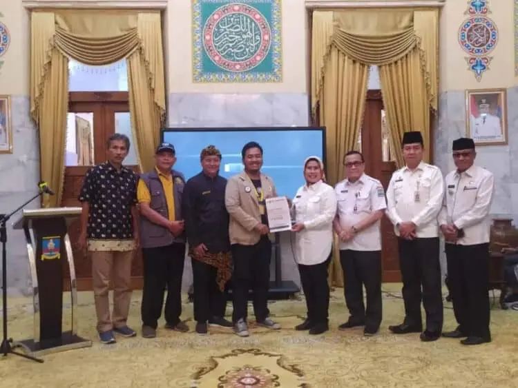 Bupati Tatu, menerima penghargaan dari mahasiswa UGM yang hendak KKN. (ISTIMEWA)