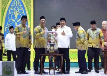 Sekretaris Daerah Bambang Noertjahjo menyerahkan Piala  Juara MTQ XIV Tangsel kepada Camat Pondok Aren, Sabtu (11/1) malam. (IST)