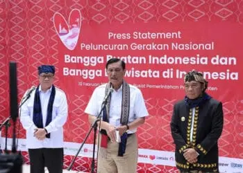 GERNAS BBI DAN BBWI–Menko Marves RI, Luhut Binsar Pandjaitan, membuka acara Peluncuran (Kick Off) Gerakan Nasional Bangga Buatan Indonesia dan Berwisata di Indonesia (Gernas BBI dan BBWI) tahun 2023, di Halaman Masjid Raya Al Bantani, KP3B, Curug, Kota Serang, Jumat (10/2/2023) lalu. (LUTHFI/SATELITNEWS.COM)