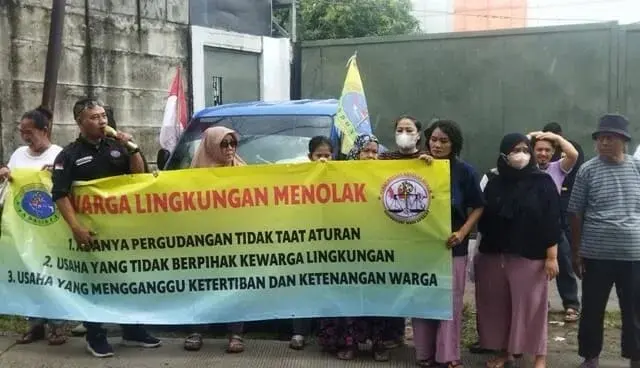 Dinilai Tak Berkontribusi ke Lingkungan, Warga Protes dan Tutup Akses ke Gudang Popok