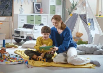 ILUSTRASI: Orang tua harus hadir saat anak aktif menggunakan gadget mereka. (Istimewa)