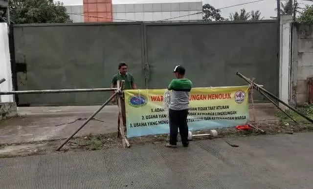 Dinilai Tak Berkontribusi ke Lingkungan, Warga Protes dan Tutup Akses ke Gudang Popok Dinilai Tak Berkontribusi ke Lingkungan, Warga Protes dan Tutup Akses ke Gudang Popok