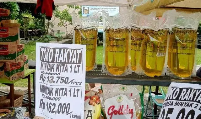 Ada Bazar Murah, Warga Karang Tengah Hujan-hujanan Berburu Minyakita