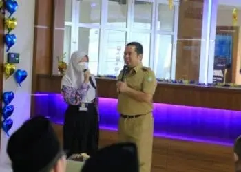 Wali kota Tangerang dua periode Arief R Wismansyah saat masih aktif menjabat nampak berinteraksi dengan siswi SMP. DOK