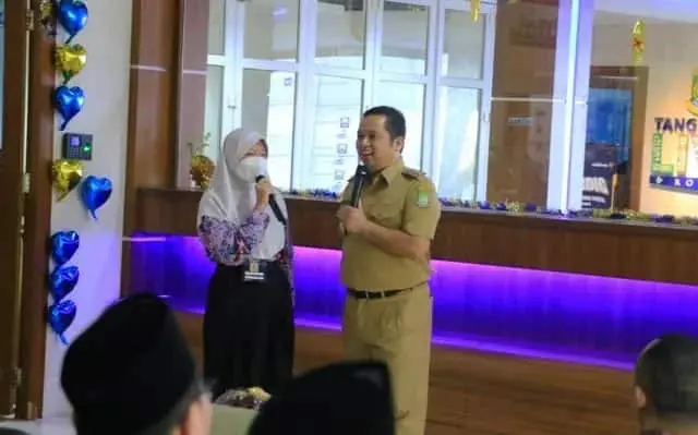 Wali kota Tangerang dua periode Arief R Wismansyah saat masih aktif menjabat nampak berinteraksi dengan siswi SMP. DOK