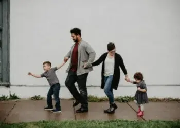 Cara Terapkan Konsep ‘Mindful Parenting’ saat Bersama Anak