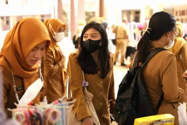 Sejumlah ASN Pemkot Tangerang nampak menyerbu stand UMKM Kota Tangerang. ISTIMEWA