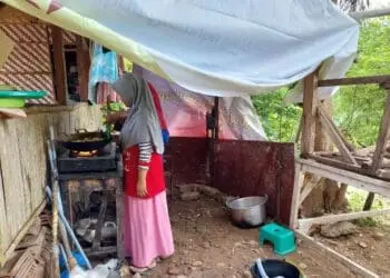 Usai Longsor, Santri Ponpes Nurul Faizin Lebak Memasak di Dapur Beratap Terpal