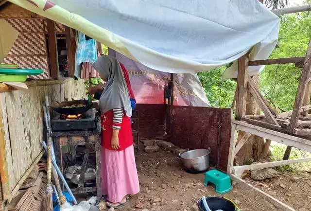 Usai Longsor, Santri Ponpes Nurul Faizin Lebak Memasak di Dapur Beratap Terpal