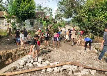 Tak Andalkan APBD, Masyarakat Desa Karyawangi Pandeglang Bangun Jalan Secara Swadaya