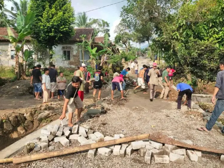 Tak Andalkan APBD, Masyarakat Desa Karyawangi Pandeglang Bangun Jalan Secara Swadaya
