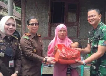 Tekan Angka Stunting di Pandeglang, Kajari dan Dandim Berkolaborasi Salurkan Bantuan