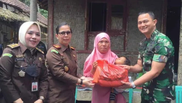 Tekan Angka Stunting di Pandeglang, Kajari dan Dandim Berkolaborasi Salurkan Bantuan