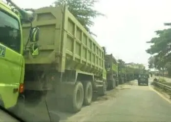 Kendaraan besar jenis truk tronton sumbu tiga, parkir sembarangan di jembatan dua Goyang Lidah, Pandeglang, beberapa waktu lalu. (ISTIMEWA)