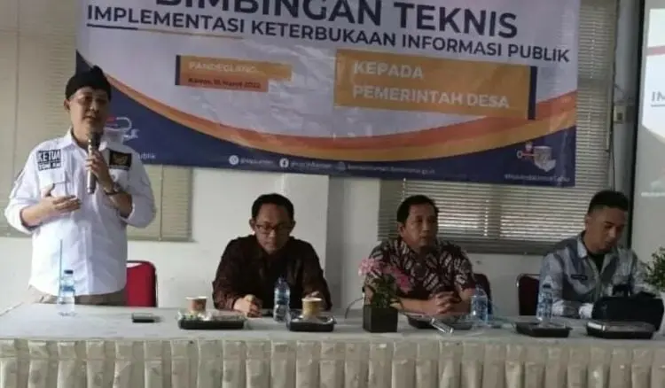 BIMTEK - KI Banten didampingi Kepala DPMPD Pandeglang, sedang memberikan Bimtek kepada para perangkat Desa, di Aula DPMPD Pandeglang, Kamis (16/3/2023). (ISTIMEWA)