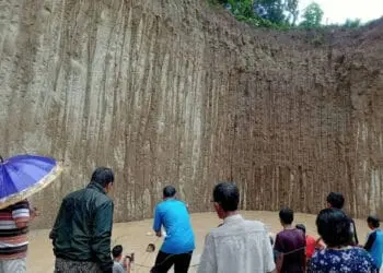 TENGGELAM DI TAMBANG PASIR–Warga menolong korban yang tenggelam di area kawasan tambang pasir, di Kampung Curug Barang RT 009 RW 003, Desa Mancak, Kecamatan Mancak, Kabupaten Serang, Kamis (2/3/2023). (ISTIMEWA)