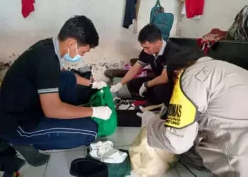 PENGGELEDAHAN–Petugas gabungan TNI-Polri, dibantu petugas Lapas, saat menggeladah kamar WBP Lapas Klas III Rangkasbitung, Kabupaten Lebak. (ISTIMEWA)