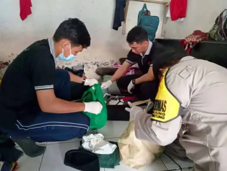 PENGGELEDAHAN–Petugas gabungan TNI-Polri, dibantu petugas Lapas, saat menggeladah kamar WBP Lapas Klas III Rangkasbitung, Kabupaten Lebak. (ISTIMEWA)