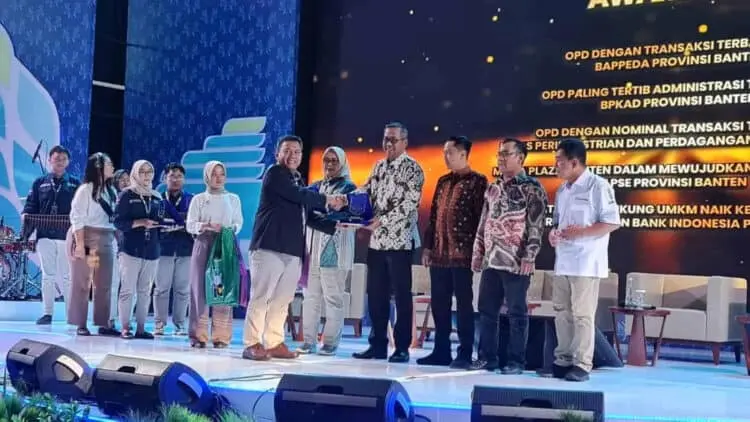 PENGADAAN AWARD 2022–Bela Pengadaan Award 2022, di Auditorium UIN SMH Banten Kampus II, Jl. Syech Nawawi Al Bantani, Palima, Kota Serang, Sabtu (18/3/2023) malam. (ISTIMEWA)