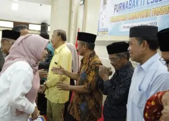 SILATURAHMI–Bupati Pandeglang, Irna Narulita, berbincang dengan para Purnabakti ASN eselon II, saat melakukan silaturahmi di Aula Pendopo Bupati Pandeglang, Rabu (1/3/2023). (NIPAL SUTIANA/SATELITNEWS.COM)
