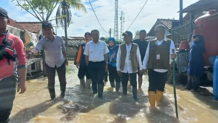 PJ Gubernur Banten Al Muktabar, tinjau banjir, Jumat (3/3/2023). (ISTIMEWA)