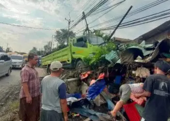 Warung Hancur Dihantam Truk, 3 Penghuni Berhasil Selamat