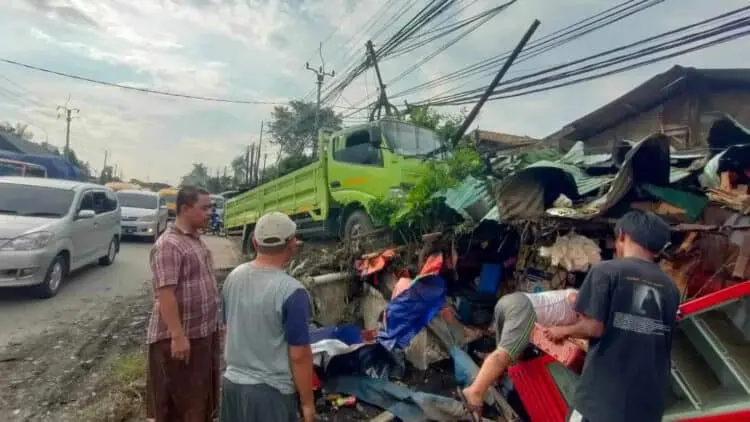 Warung Hancur Dihantam Truk, 3 Penghuni Berhasil Selamat