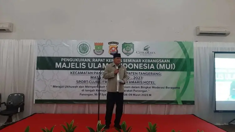 SAMBUTAN: Sekretaris Daerah (Sekda) Kabupaten Tangerang, Moch Maesyal Rasyid saat menyampaikan sambutannya di acara pengukuhan MUI Kecamatan Panongan, di Sport Club Citra Raya, Kelurahan Mekar Bakti, Kecamatan Panongan, Rabu (8/3). (ALFIAN HERIANTO)