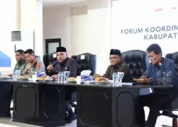 RAKOR: Bupati Tangerang Ahmed Zaki Iskandar pimpin Rakor Forkopimda, yang membahas persiapan jelang Bulan Suci Ramadhan di GSG Pusat Pemkab Tangerang, Tigaraksa, Kamis (16/3). (ISTIMEWA)