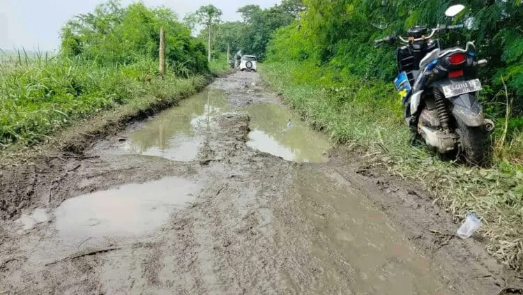 Jalan di Desa Laban Rusak Berat, Bupati Tatu Perintahkan DPUPR Segera Perbaiki