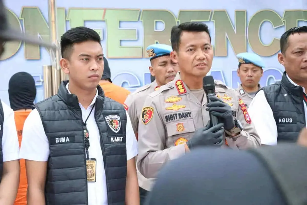 Pelaku Praktik Penambangan dan Jual-Beli Tanah Urukan Ilegal Tanpa Izin Ditangkap Polresta Tangerang Pelaku Praktik Penambangan dan Jual-Beli Tanah Urukan Ilegal Tanpa Izin Ditangkap Polresta Tangerang