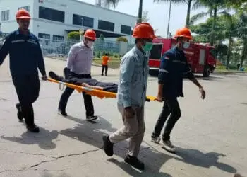 Korban kebakaran di Cikande, Kabupaten Serang, ditandu, Senin (20/3/2023). (SIDIK/SATELITNEWS.COM)