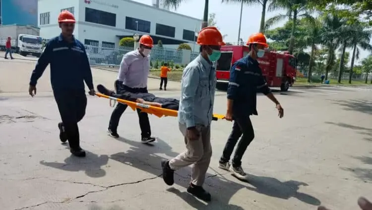 Kawasan Modern Cikande Serang Mencekam, Dua Korban Ditandu dan Damkar Dikerahkan