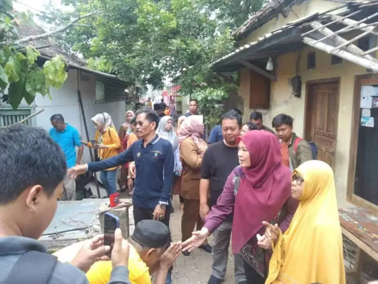 Bupati Pandeglang Irna Narulita, didampingi Asda III Setda Ramadani, Kepala Dinsos Nuriah, Kabag Prokopim Nandar Suptandar, serta beberapa pihak terkait lainnya, meninjau sejumlah lokasi terdampak angin kencang, di Kelurahan Kabayan, Kecamatan Pandeglang, Kabupaten Pandeglang, Selasa (21/3/2023). (ISTIMEWA)