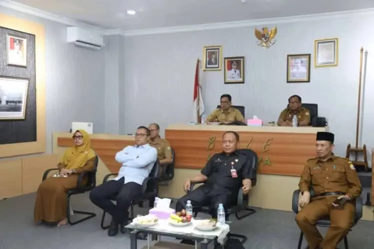 Sekda Kota Serang, Nanang Saefuddin, mengikuti Zoom Meeting, Selasa (21/3/2023). (LUTHFI/SATELITNEWS.COM)
