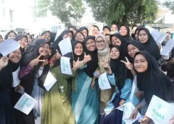 Bupati Lebak Iti Octavia Jayabaya, berfoto bersama usai mengikuti pawai tarhib Ramadhan, Selasa (21/3/2023). (MULYANA/SATELITNEWS.COM)