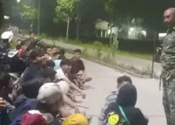 Petugas Babinsa Kragilan, lakukan pembinaan kepada anak muda yang diduga hendak tawuran, Minggu (26/3/2023) malam. (ISTIMEWA)