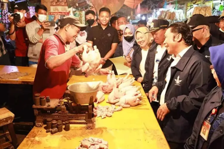 PJ Gubernur Banten, Al Muktabar, tinjau pasar, Kamis (30/3/2023). (ISTIMEWA)