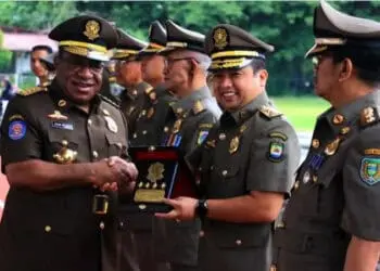 Wali kota Arief Terima Penghargaan Karya Bhakti Peduli Satpol PP