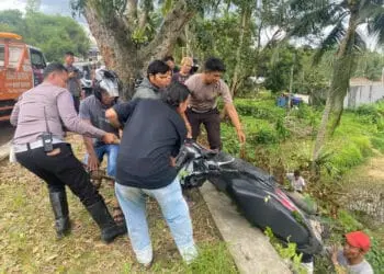 MASUK JURANG - Pihak Polsek Pandeglang bersama masyarakat, sedang mengevakuasi kendaraan yang jatuh di jurang Gardutanjak, Senin (27/3). (NIPAL SUTIANA/SATELITNEWS.COM)